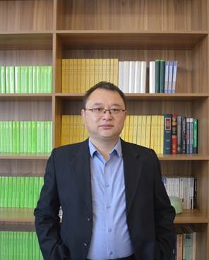 穿着西装笔挺的男子描述已自动生成