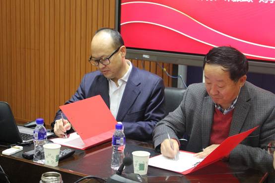 男人坐在桌子前描述已自动生成